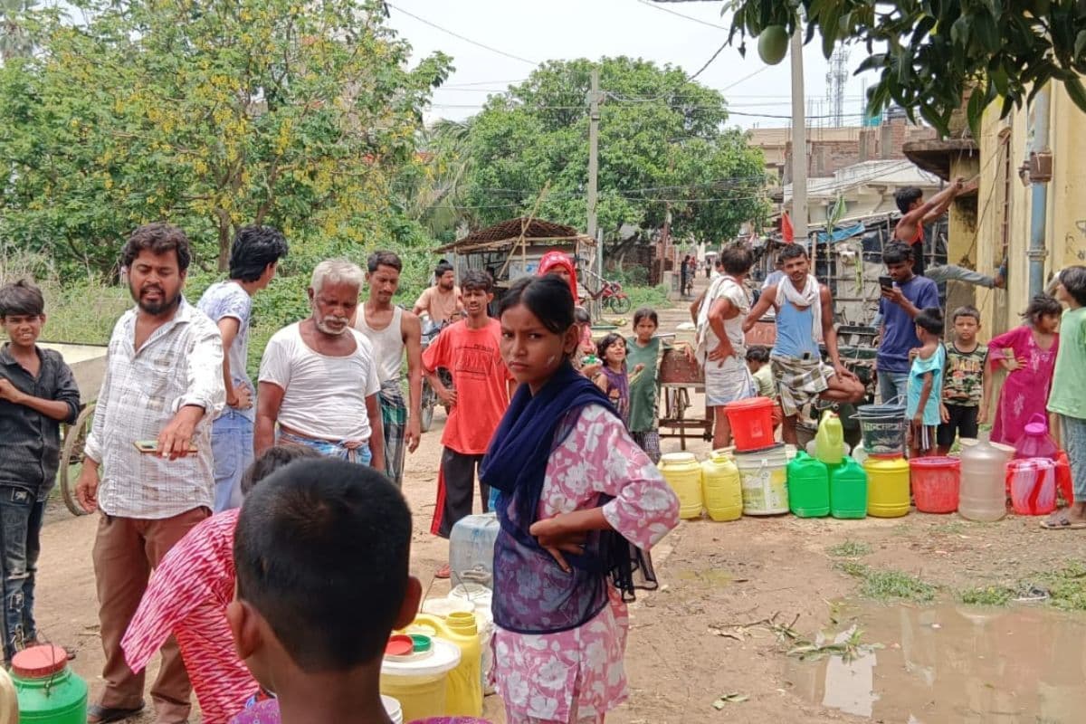 हबीबपुर के वार्ड नंबर 5 में पानी के लिए खुद जनरेटर चलाने को मजबूर ग्रामीण