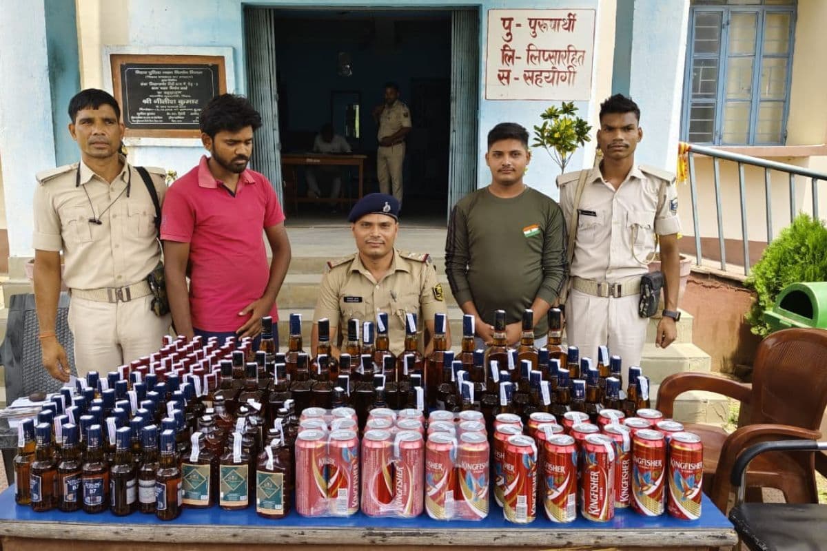 बौंसी में 56 लीटर विदेशी शराब जब्त, दो तस्कर गिरफ्तार