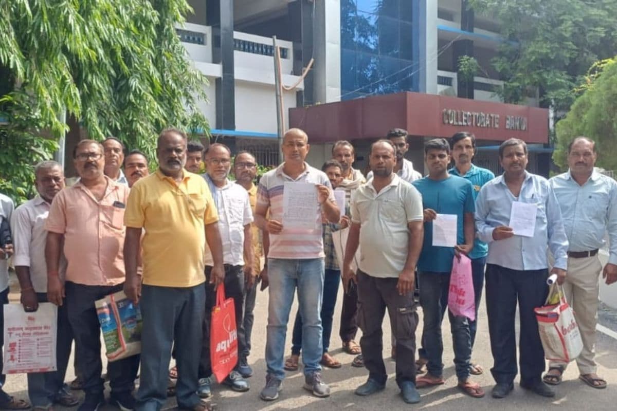 पुल निर्माण में मुआवजा को लेकर भड़के ग्रामीण, समाहर्ता से लगाई न्याय की गुहार