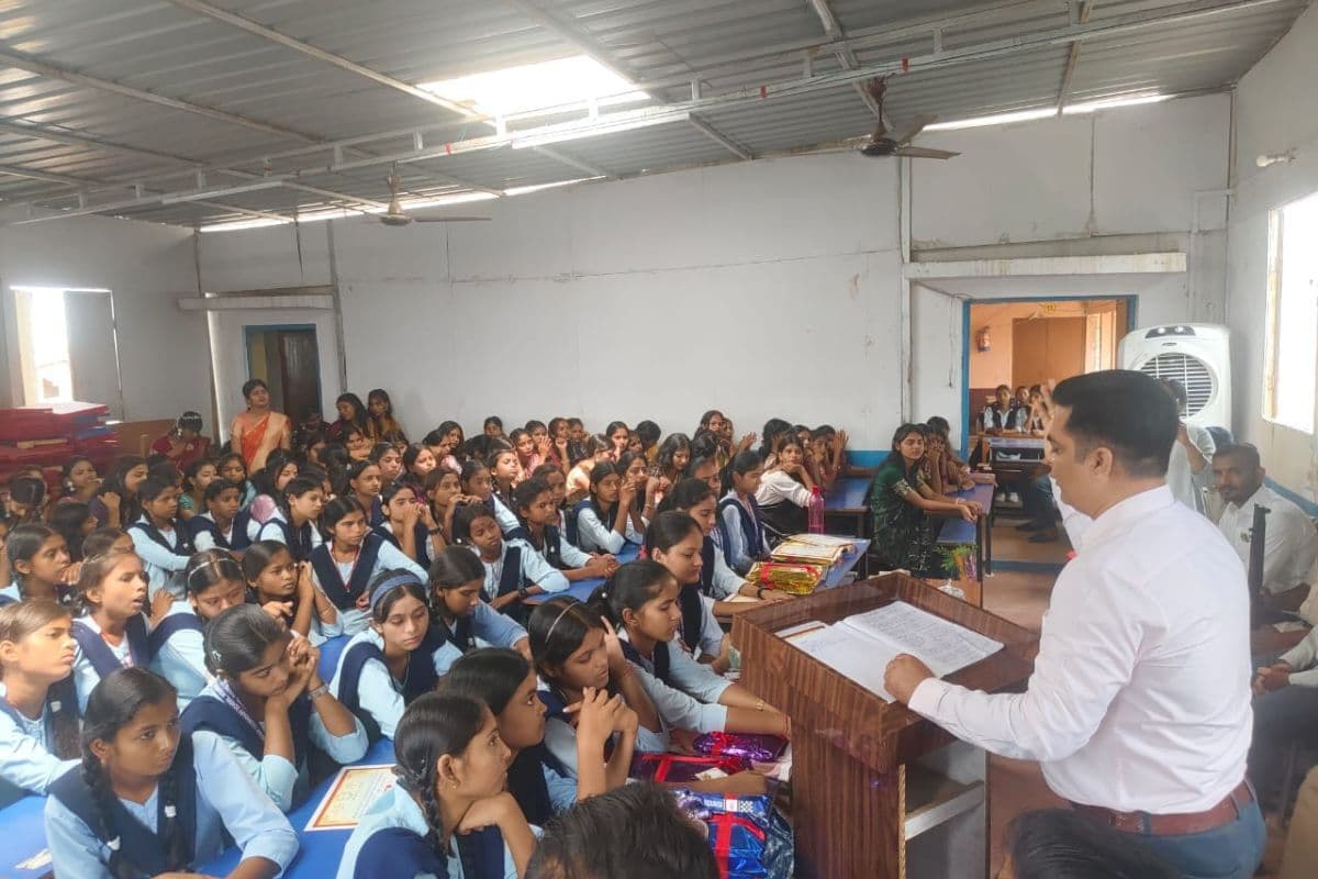 मेधावी छात्राओं का सम्मान, ‘बेस्ट स्टूडेंट अवार्ड’ से बढ़ाया गया हौसला