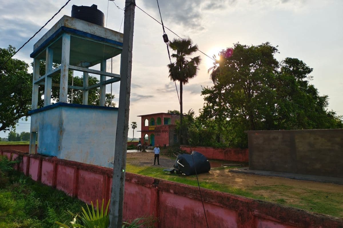 तेज आंधी-बारिश में स्कूल की पानी टंकियां टूटीं, बच्चों पर पेयजल संकट का खतरा