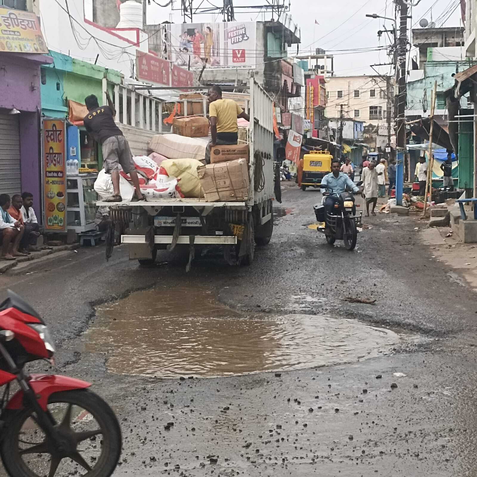 शिवाजी चौक के समीप गड्ढा बना हादसे का कारण, प्रशासन से मरम्मत की मांग