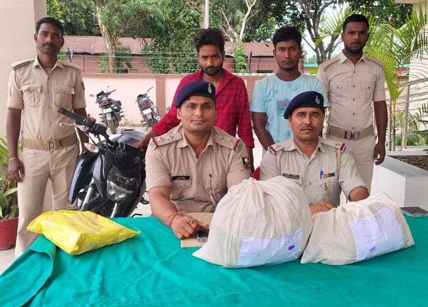 तीन किलो गांजा के साथ दो तस्कर गिरफ्तार, बाइक जब्त