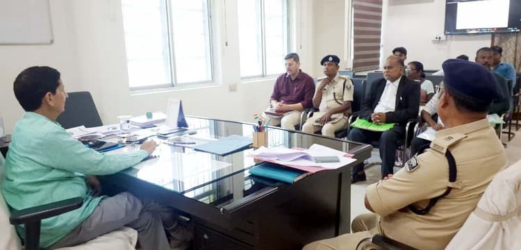 तेजी से निबटायें लंबित मामले, पीड़ित परिवारों को दिलायें न्याय : प्रभारी डीएम