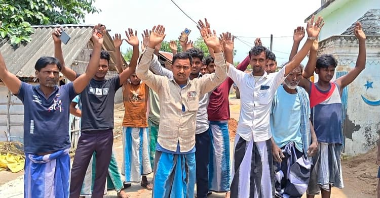 मुख्यमंत्री ग्रामीण सड़क योजना से चार माह पूर्व बनी सड़क दरकने से लोगों में आक्रोश