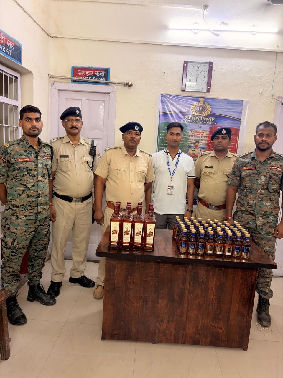 नौ लीटर शराब के साथ एक रेल कर्मी गिरफ्तार