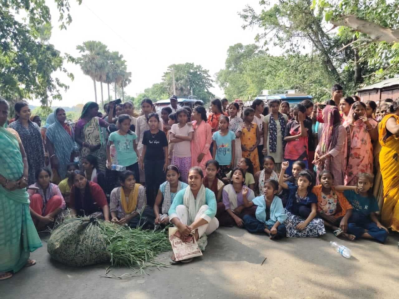 आठ वर्षीय बच्ची के साथ दुष्कर्म मामले में छात्राओं व महिलाओं ने किया जाम