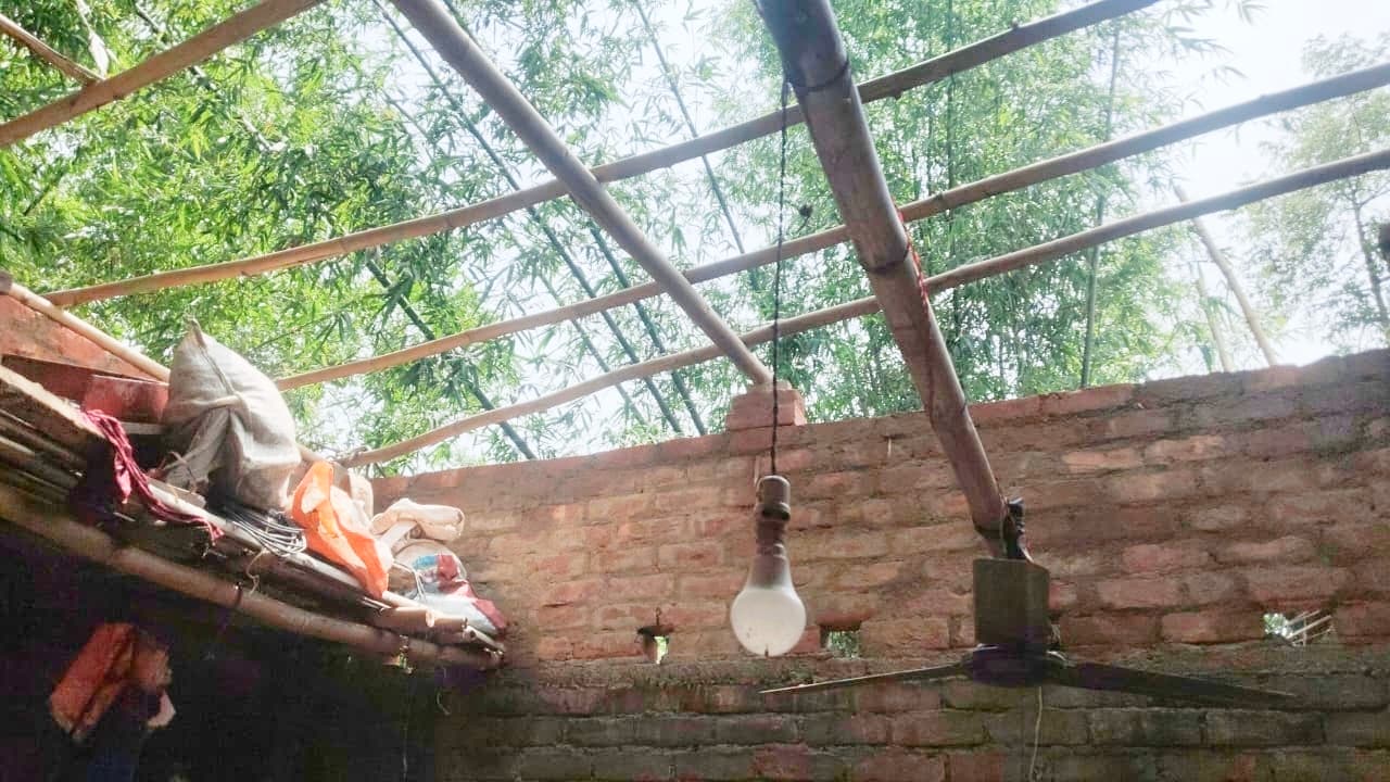 आंधी व तूफान से कई परिवारों के उड़े छप्पर