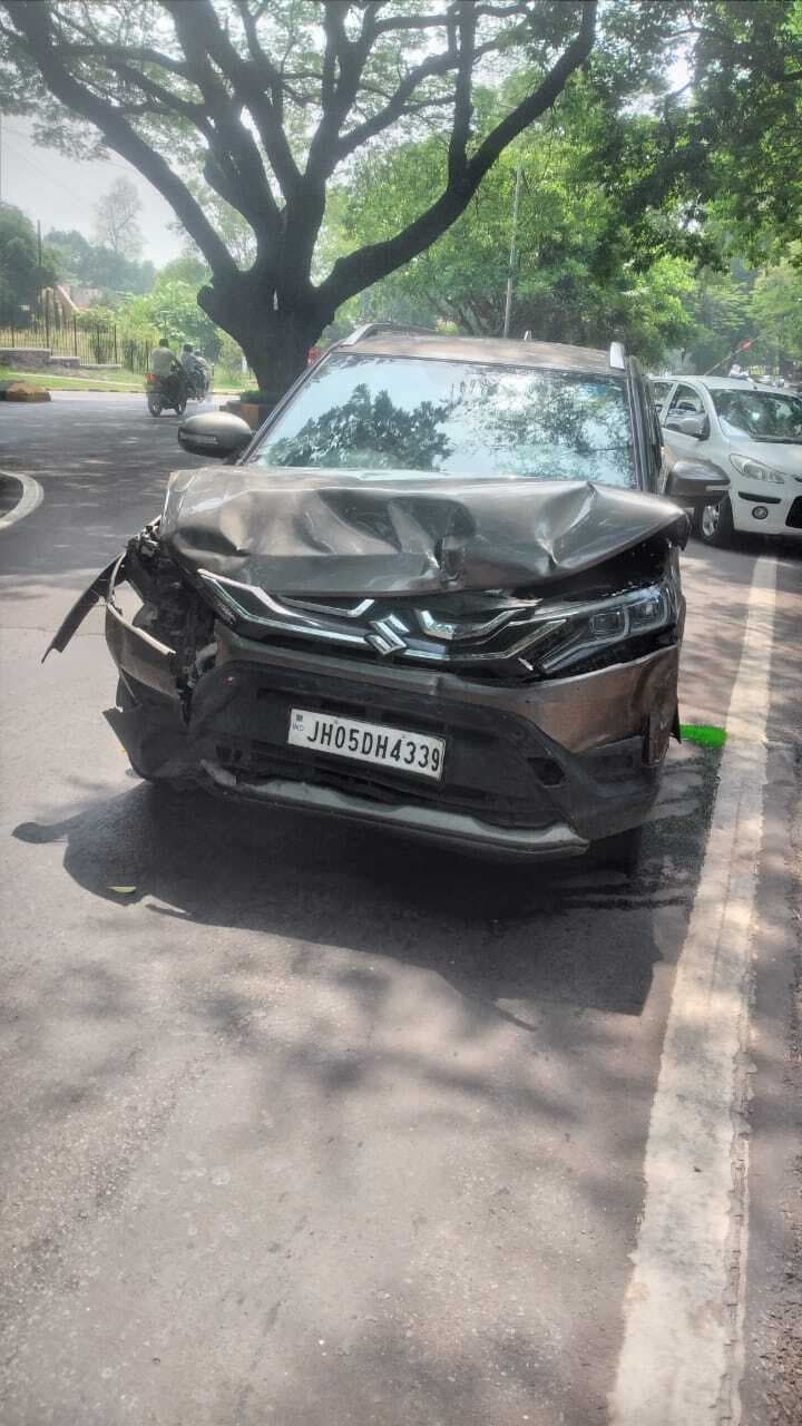 Jamshedpur News. बिष्टुपुर : तेज रफ्तार दो कार में जोरदार टक्कर, सवारी जख्मी