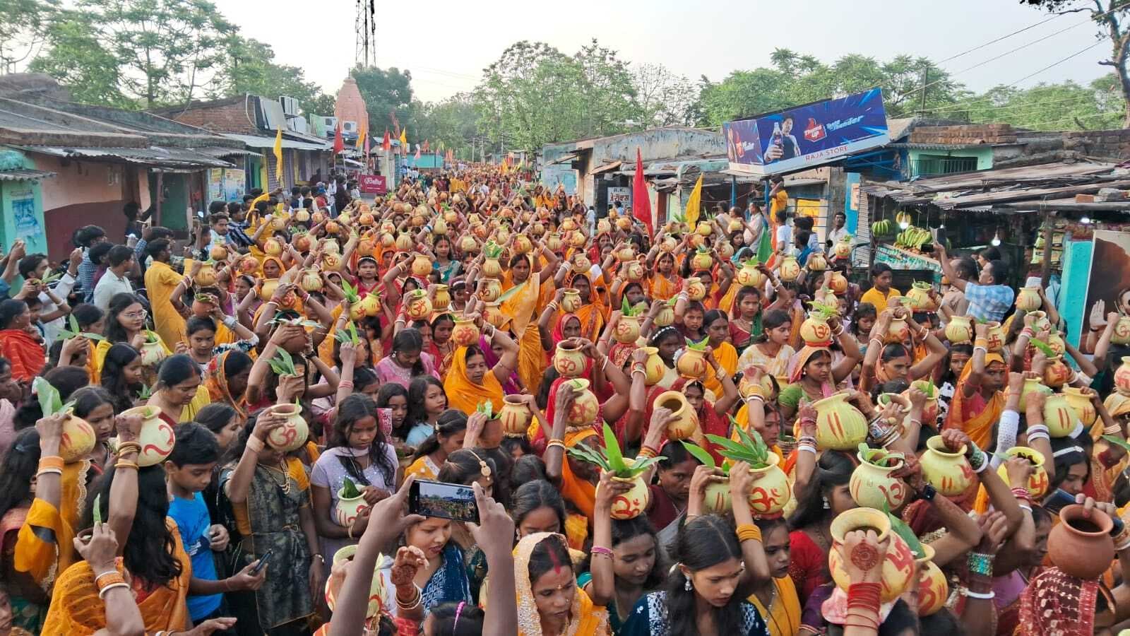 विष्णु यज्ञ को लेकर निकाली गयी कलश शोभा यात्रा, माहौल हुआ भक्तिमय