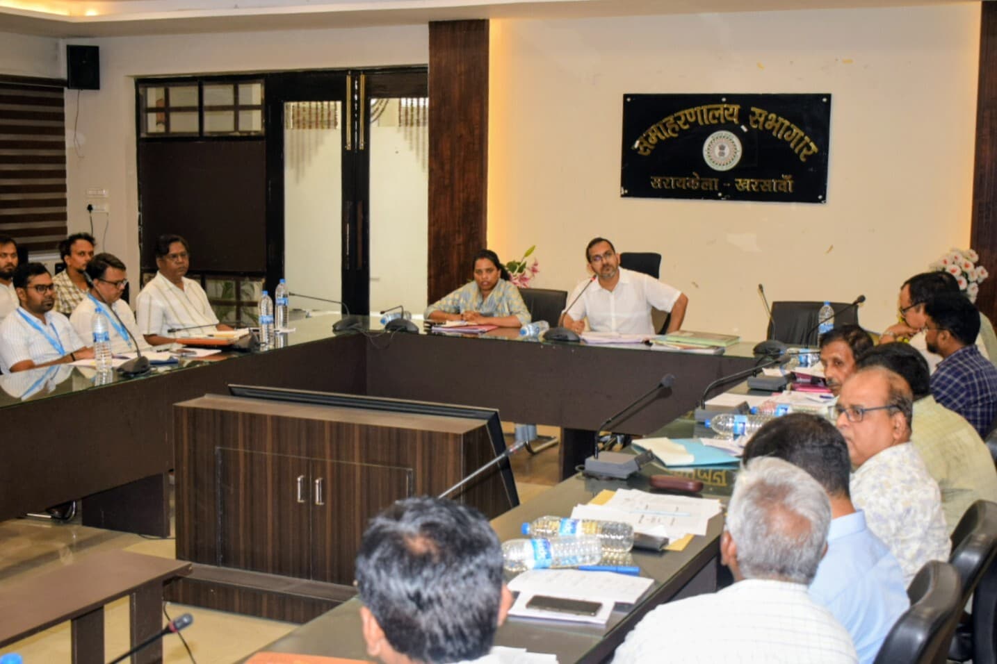 सरायकेला सीएचसी व मांगूडीह पीएचसी के चिकित्सा पदाधिकारियों को शो कॉज
