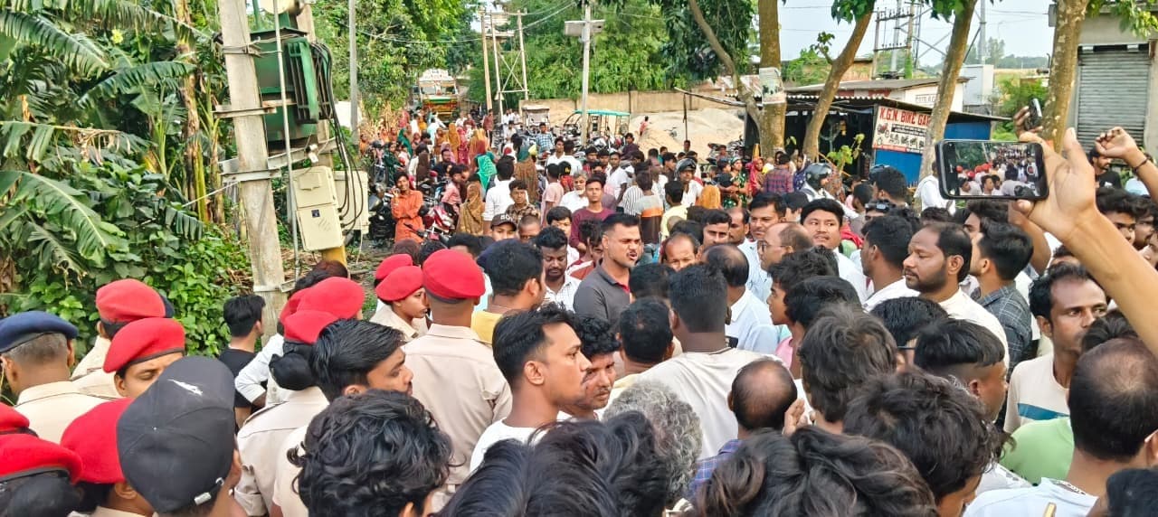 बिजली तार की चपेट में आने से महिला की मौत, आक्रोशितों ने किया सड़क जाम