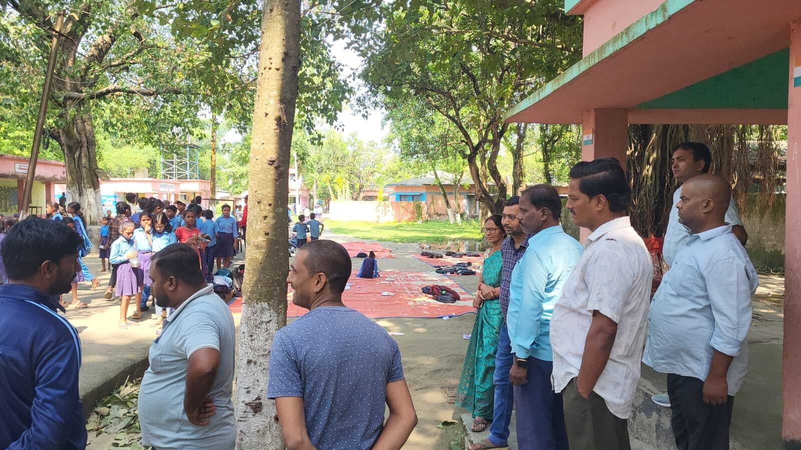 गेड़ाबाड़ी बाजार स्कूल में गंदगी व चोरी से पढ़ाई ठप, सड़क जाम