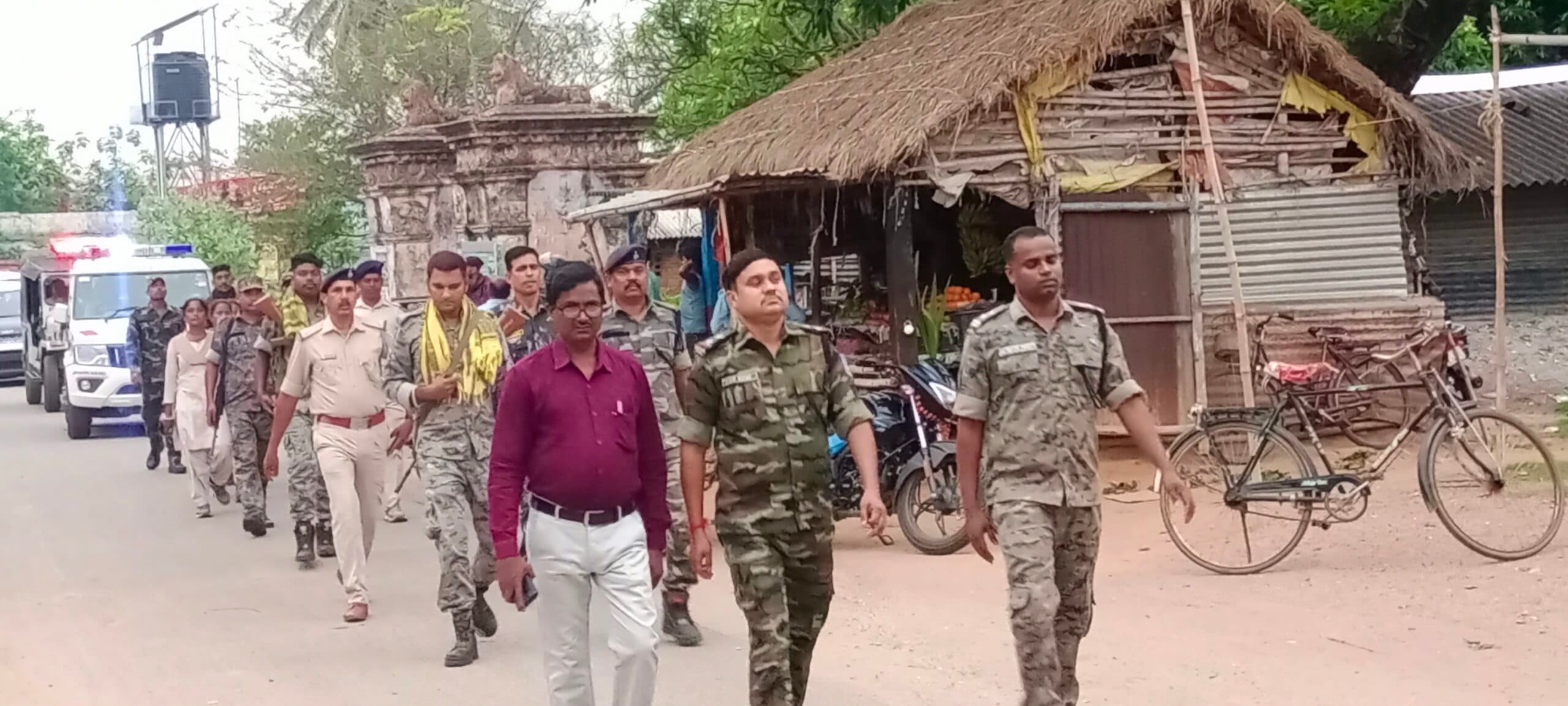 पुलिस ने कुंडहित व बागडेहरी में निकाला फ्लैग मार्च