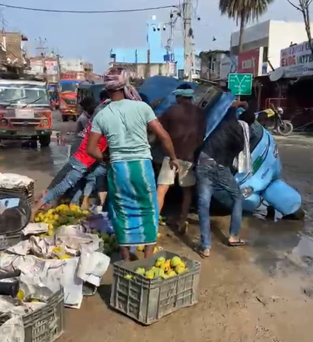 ड्रेनेज निर्माण बना हादसों की वजह, महमूद चौक पर गड्ढे में पलटा टोटो