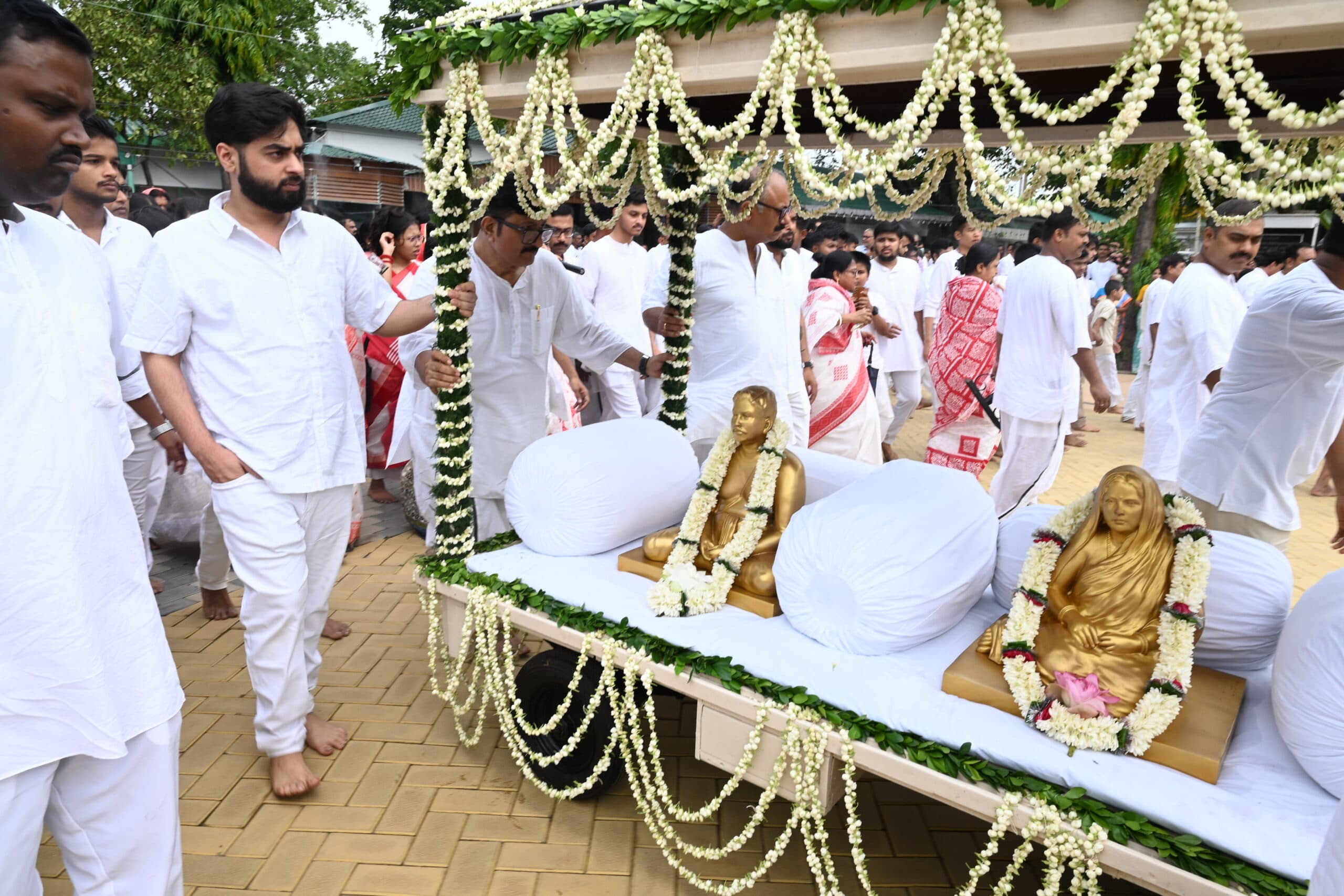श्रीश्री ठाकुर अनुकूल चंद्र के पुण्य स्नान उत्सव पर निकाली शोभायात्रा, प्रार्थना व उषा कीर्तन से गूंजा आश्रम