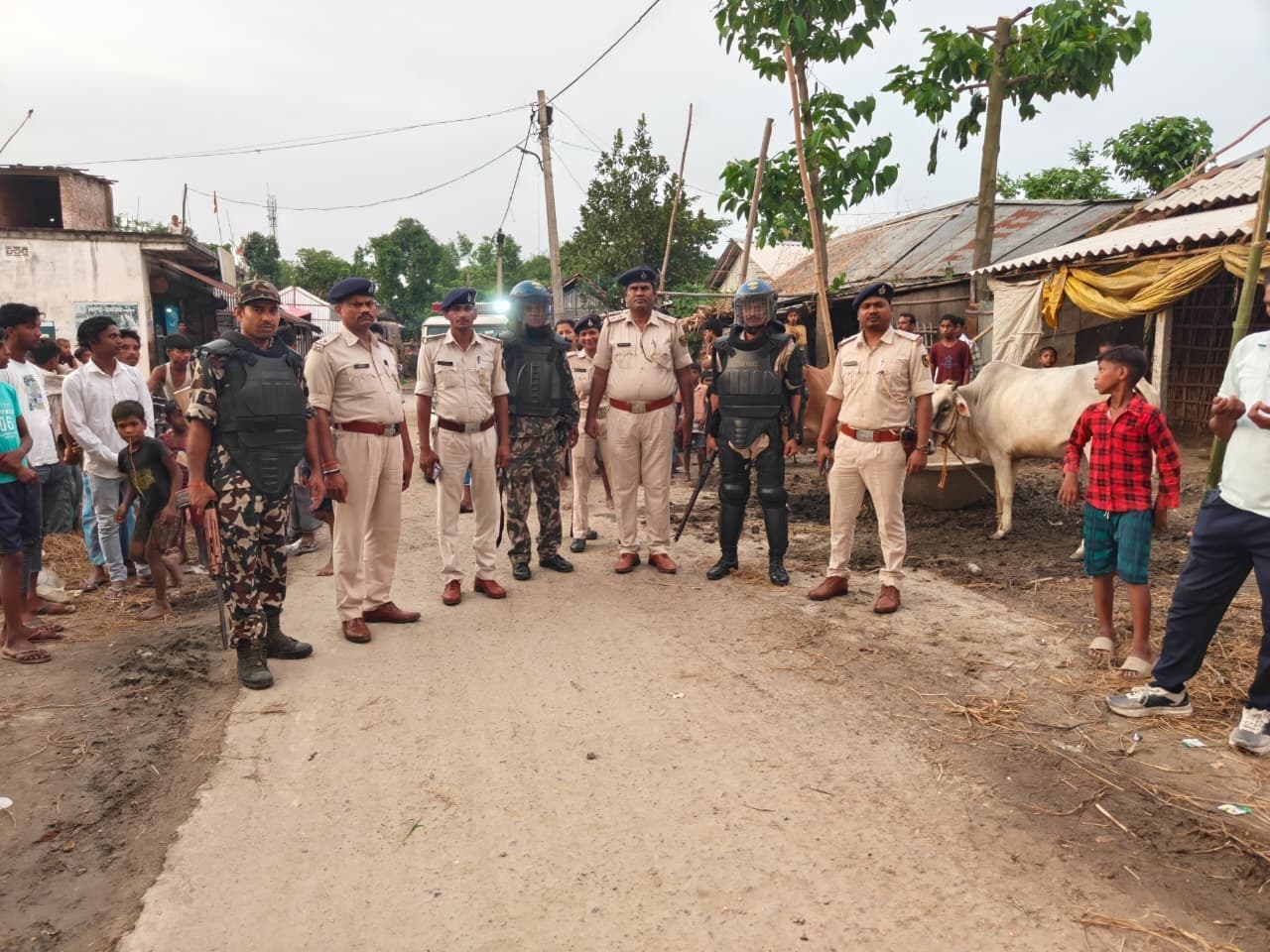 बकरीद को लेकर पुलिस ने निकाला फ्लैट मार्च