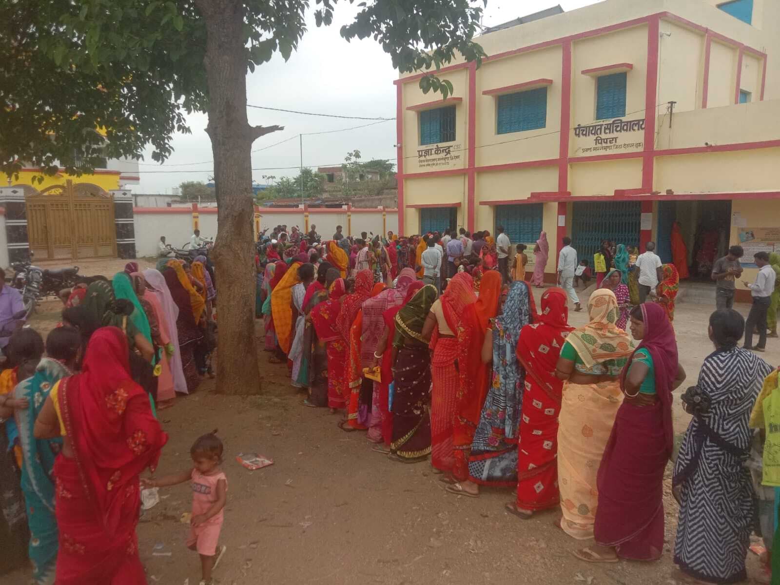 मंईयां सम्मान योजना के सत्यापन के लिए महिलाओं की लगी लंबी कतारें, पुलिस ने संभाला मोर्चा