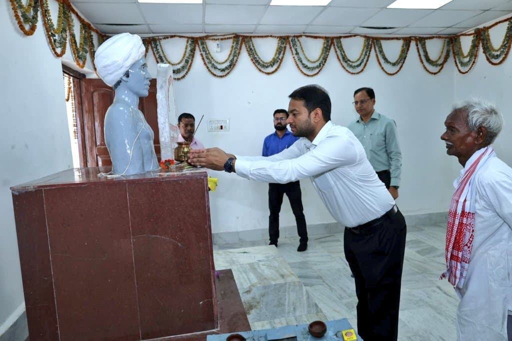 उलिहातू पहुंचे डीसी ने बिरसा मुंडा को किया नमन