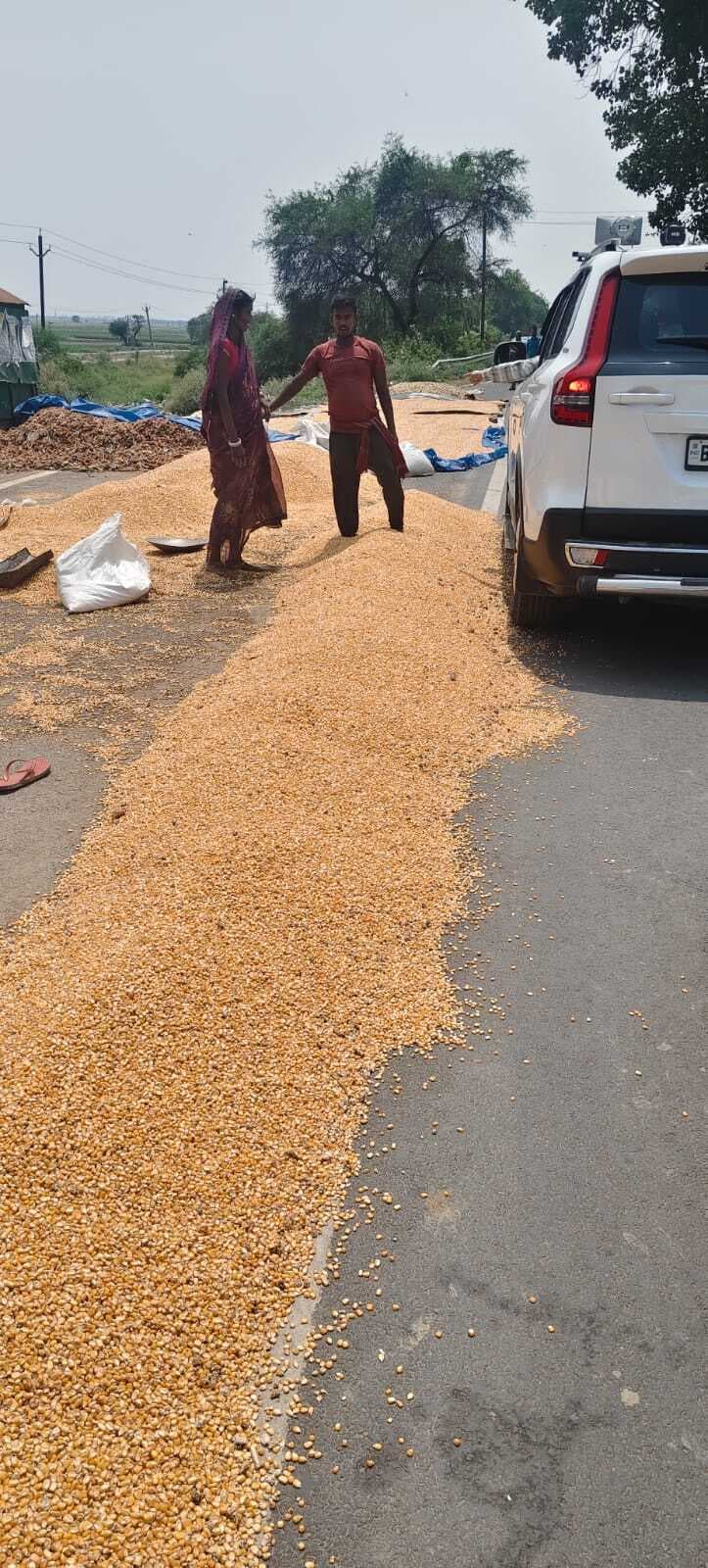 एनएच पर हाईवे टास्क फोर्स का अभियान, सड़क पर सुख रहे मकई को हटावाया