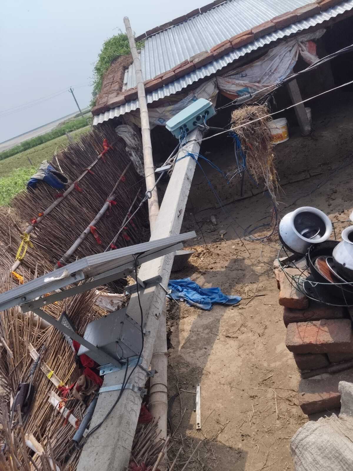 तेज आंधी व बारिश से उखड़े पोल व टूटे तार, बिजली आपूर्ति पर रही प्रभावित