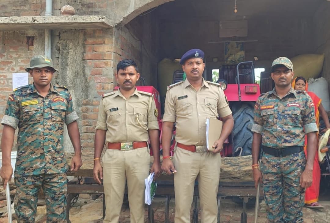 जमीन फर्जीवाड़ा मामले में फरार आरोपियों के घर पुलिस ने चिपकाया इश्तहार