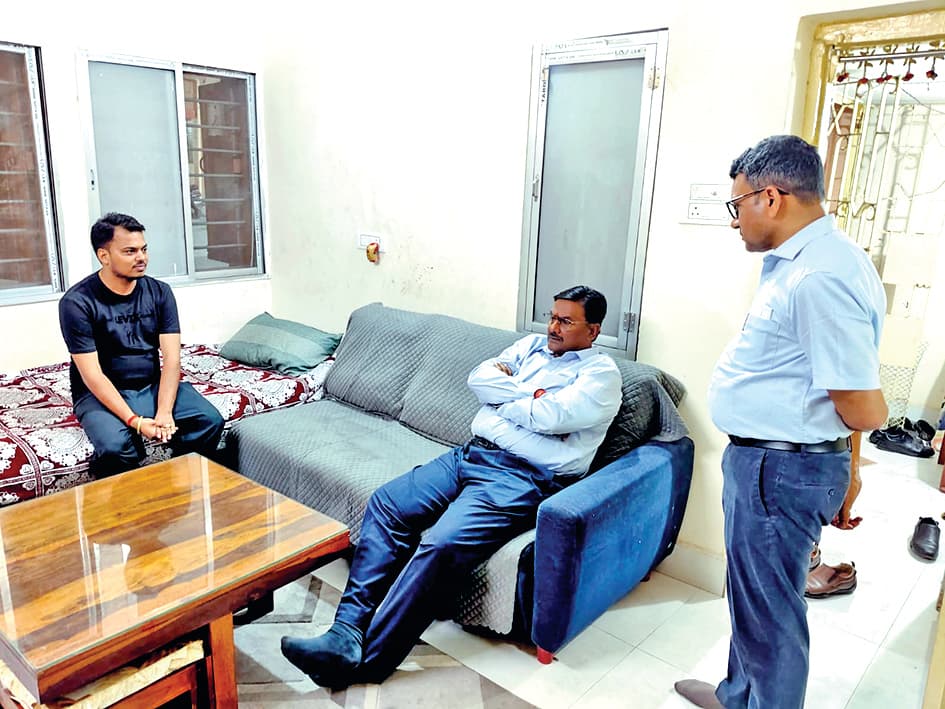 जख्मी अफसर से घर जाकर मिले इसीएल के सीएमडी, सुरक्षा का भरोसा