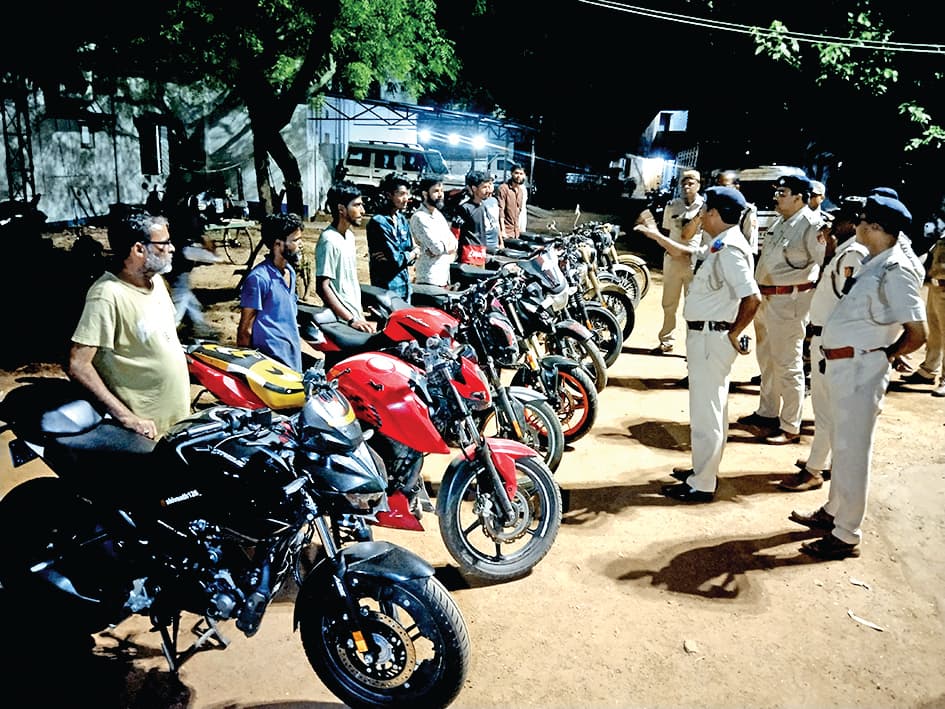 बांकुड़ा : मॉडिफाइड साइलेंसर और तेज एलइडी लाइट लगाने वालों पर पुलिस का शिकंजा