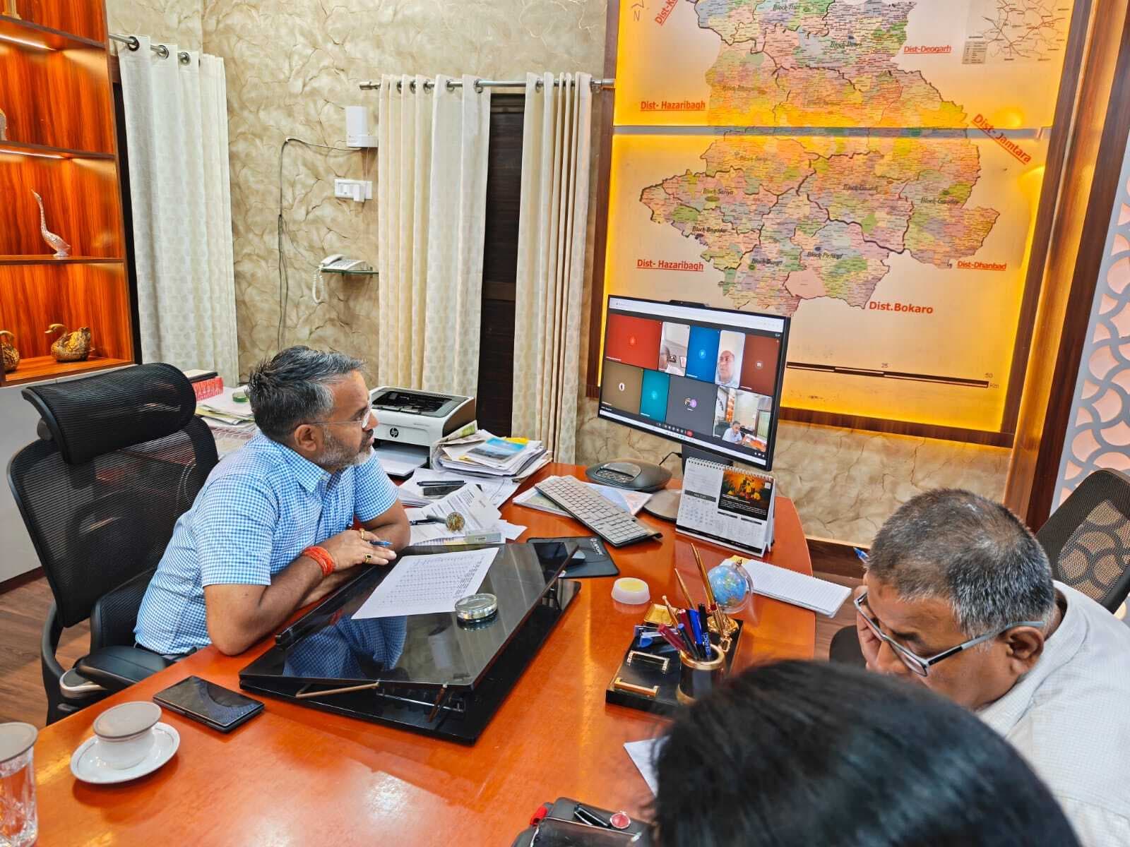 Giridih News : डीसी ने दिया समयबद्ध व त्रुटिरहित कार्य पर जोर