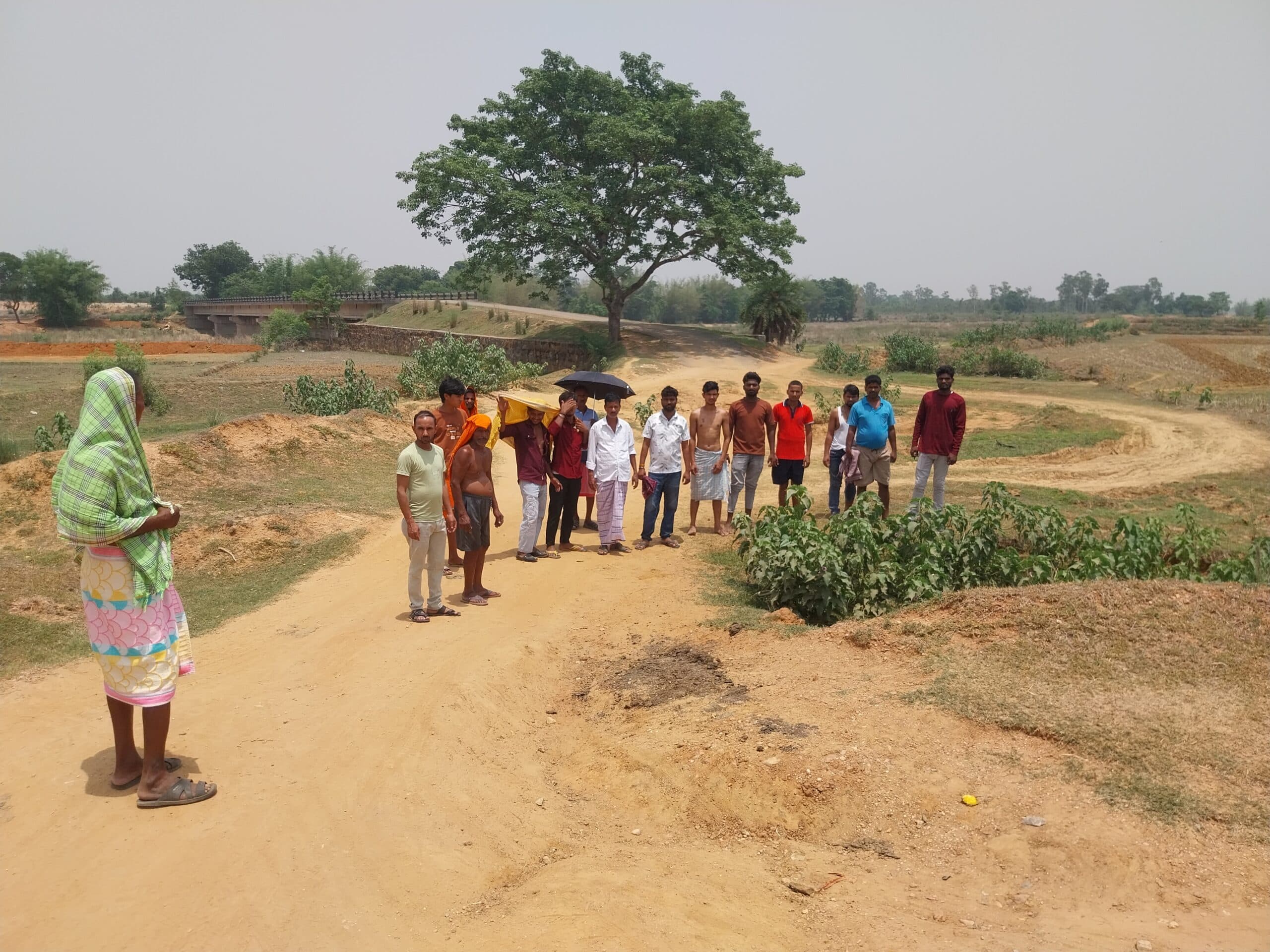 Giridih News :आठ वर्षों से बेकार पड़ा है तीन करोड़ की लागत से बना पुल