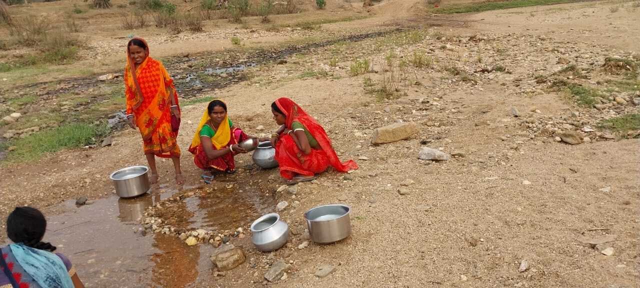 Giridih News :भीषण पेयजल संकट का सामना कर रहे हैं हथगढ़ के ग्रामीण