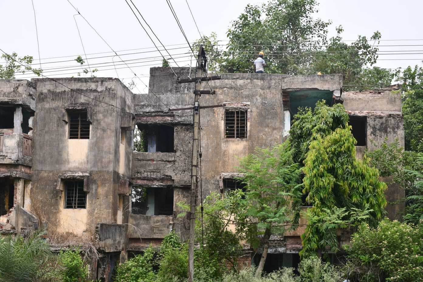 Bokaro News : क्षतिग्रस्त तीन ब्लॉक को ध्वस्त करने का काम शुरू
