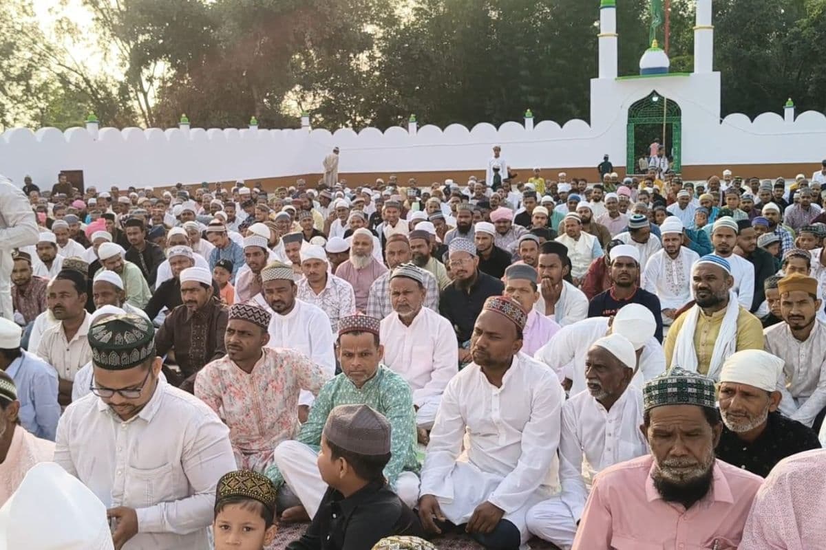 अकीदत के साथ अदा की गयी बकरीद की नमाज, देश की तरक्की के लिए मांगी गयी दुआ