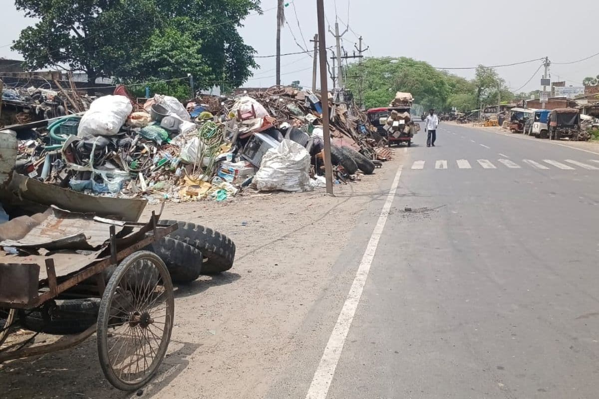 खड़हरा चौराहे पर कचरे व कबाड़ का अंबार, राहगीरों के लिए बना हादसों का खतरा
