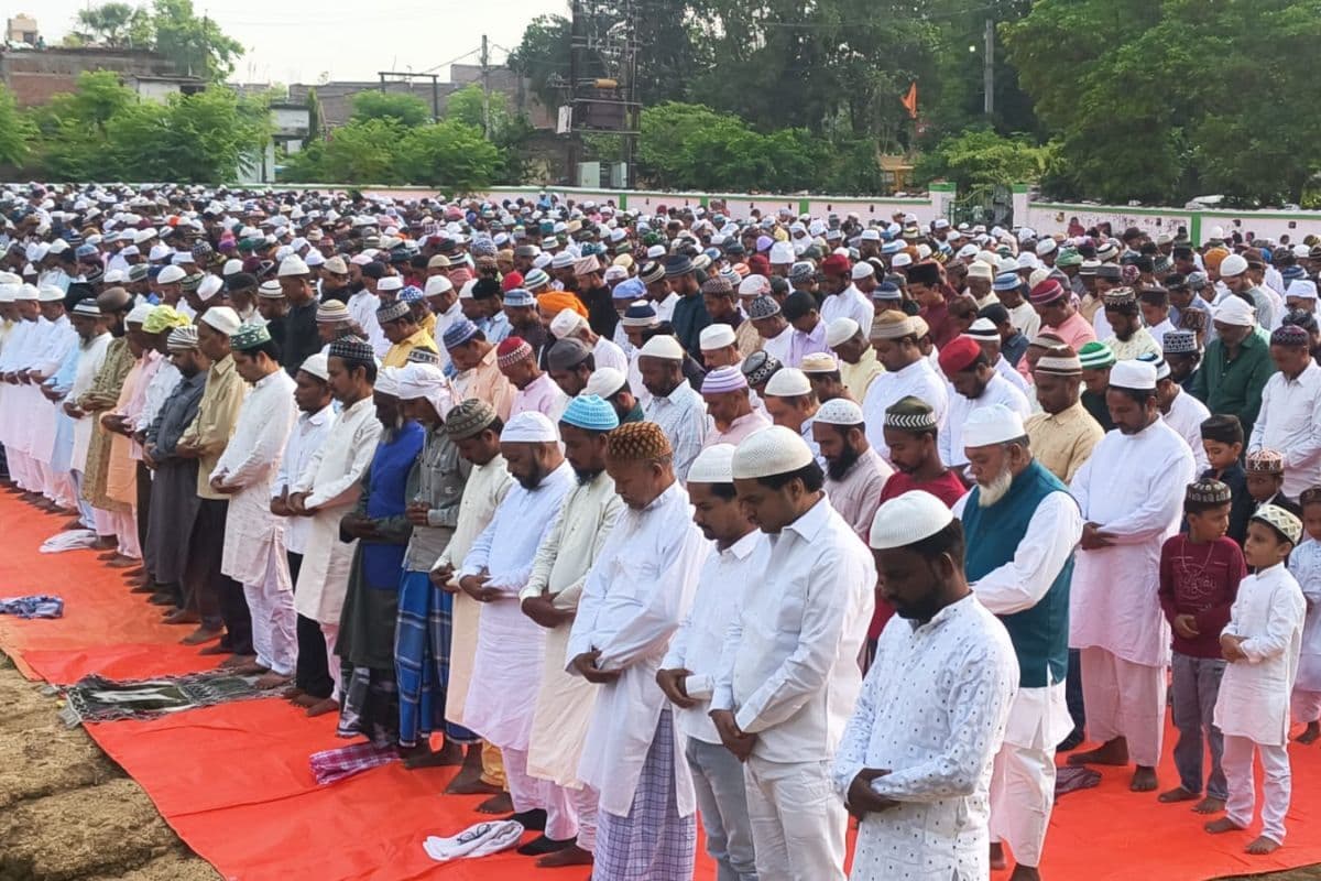 बांका में अमन, भाईचारे व त्याग के संदेश के मनायी जा रही बकरीद, ईदगाहों में उमड़ी नमाजियों की भीड़