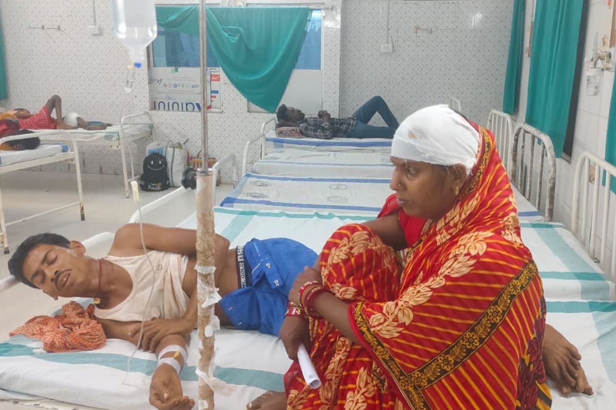 बौंसी में भूसा को हटाने को लेकर सगे भाइयों में मारपीट, दंपती घायल