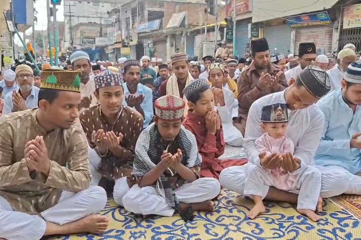 भागलपुर में भाईचारे के साथ मनायी जा रही बकरीद, मस्जिदों व ईदगाहों में उमड़ी नमाजियों की भीड़
