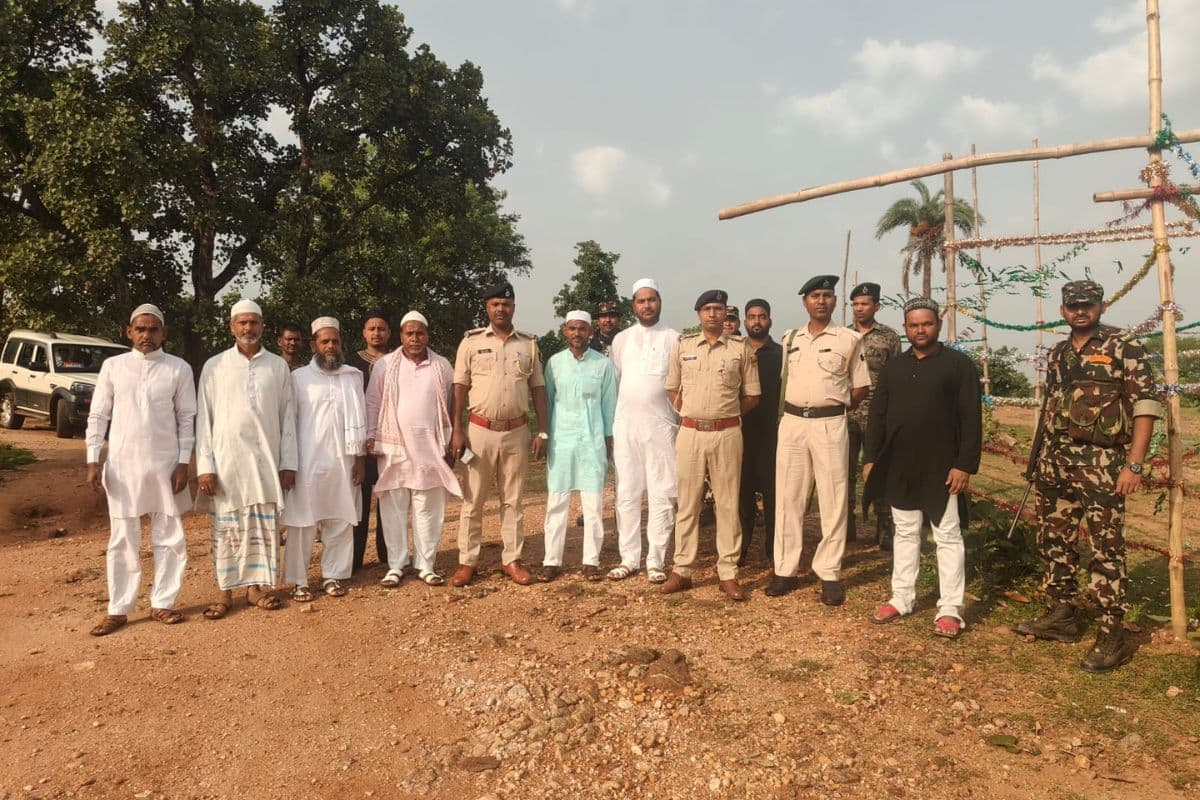 जयपुर में नमाज के बाद लोगों ने गले मिलकर दी मुबारकबाद