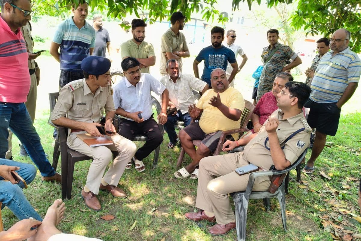 फुलवरिया के शिव-पार्वती मंदिर में लाखों की चोरी, चांदी के नाग-मुकुट समेत कई सामान गायब