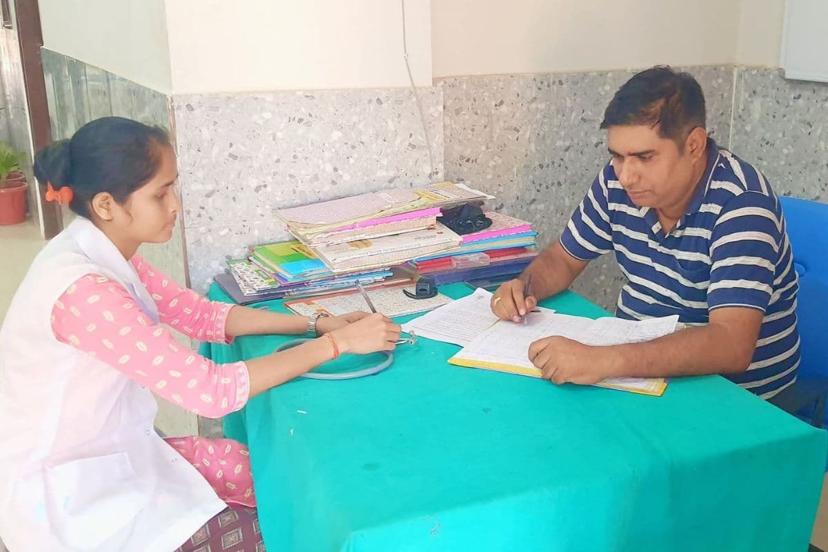 कटोरिया में सर्पदंश से महिला अचेत, बाल्टी में सांप लेकर अस्पताल पहुंचे परिजन
