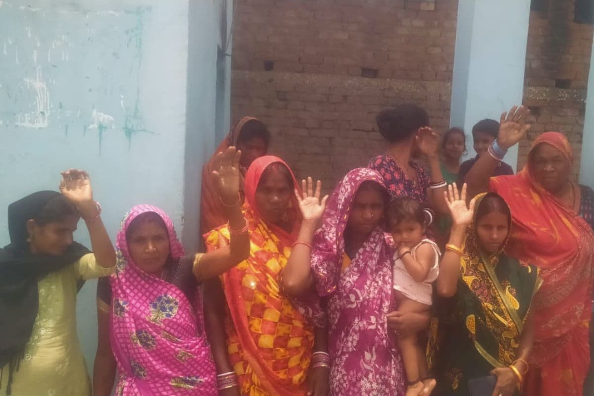शंभुगंज में नल लगा, पाइप भी बिछा...घरों तक नहीं पहुंचा पानी, फूटा ग्रामीणों का गुस्सा