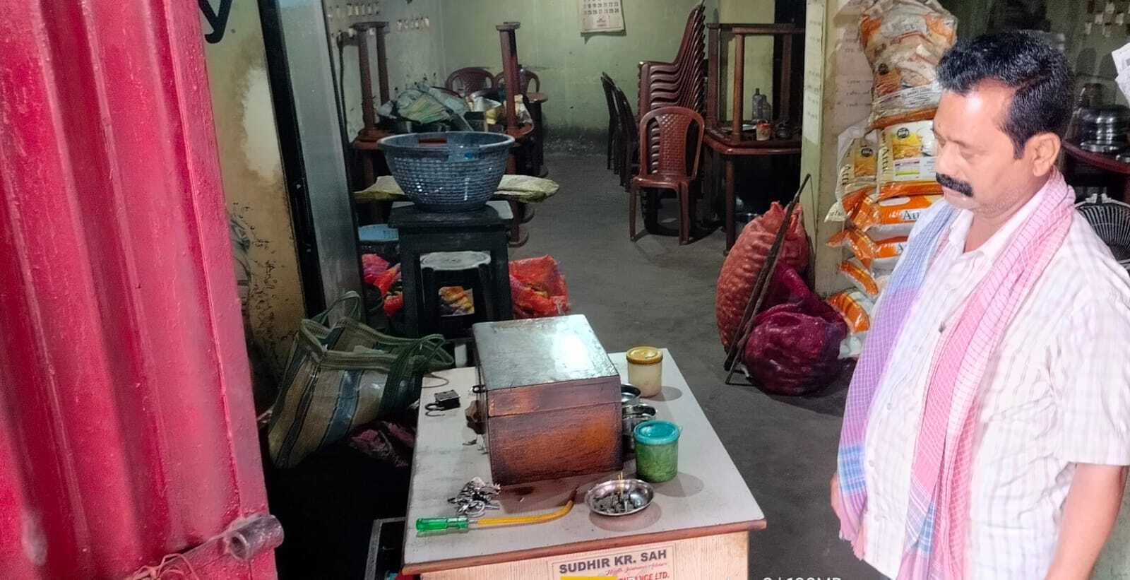 प्रमुख : नगर थाना से 100 मीटर दूर कई दुकानों में चोरी, व्यवसायियों में रोष