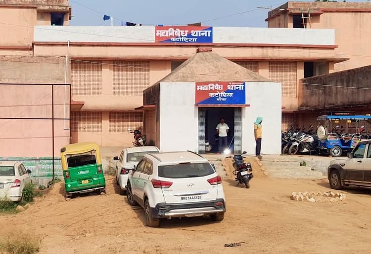 एक बोतल अवैध विदेशी शराब समेत बाइक सवार तीन युवक हुए गिरफ्तार