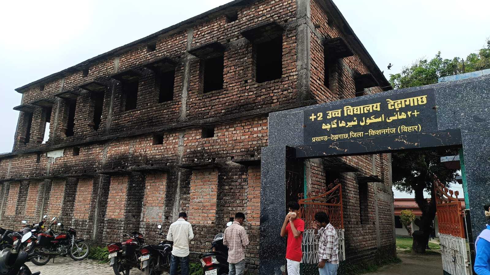 15 वर्षों से अधूरा पड़ा 2 उच्च विद्यालय का कक्षा भवन, छात्र-छात्राओं की पढ़ाई प्रभावित