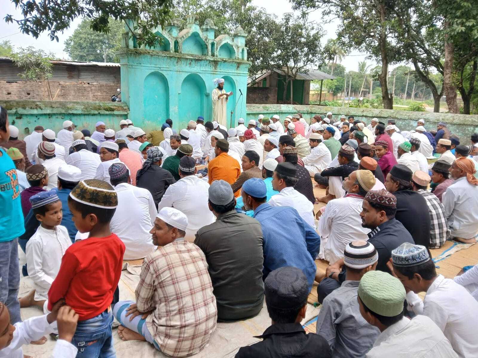 टेढ़ागाछ प्रखंड में शांतिपूर्ण माहौल में अदा की गई ईद-उल-अजहा की नमाज