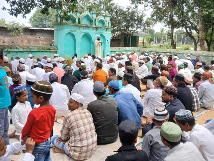 टेढ़ागाछ प्रखंड में शांतिपूर्ण माहौल में अदा की गई ईद-उल-अजहा की नमाज