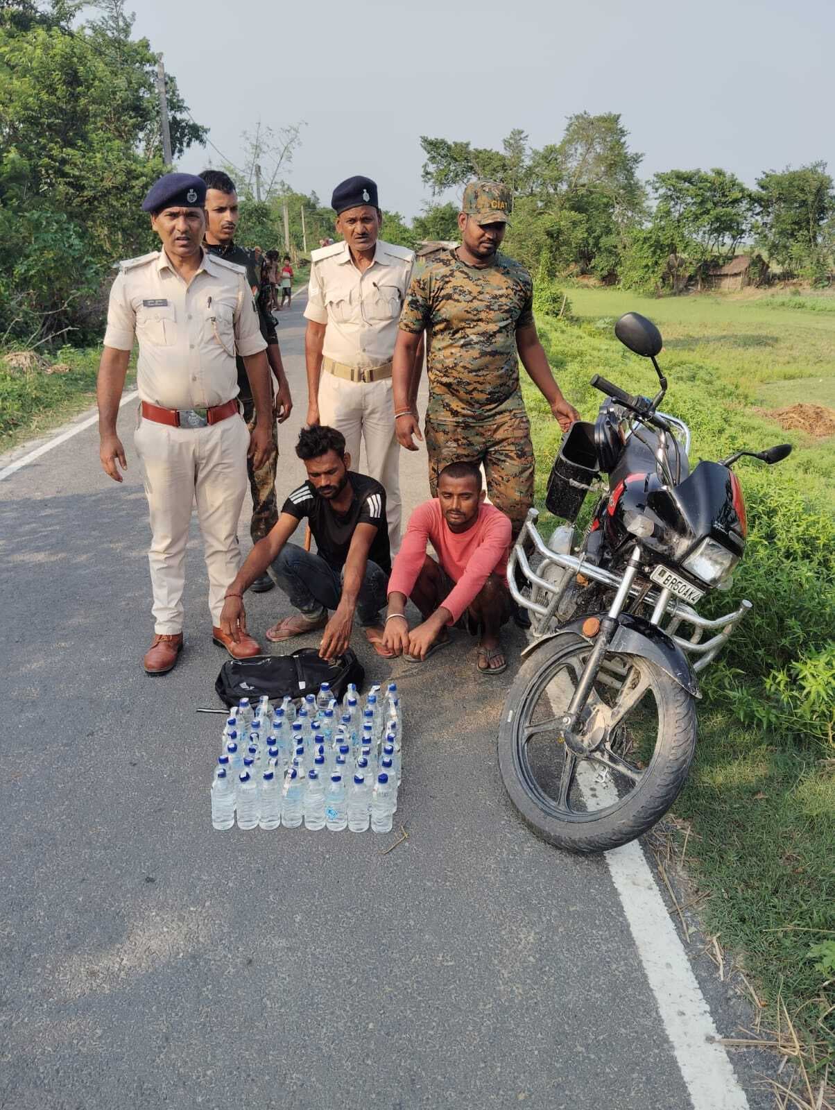 59 बोतल नेपाली शराब के साथ दो तस्कर गिरफ्तार