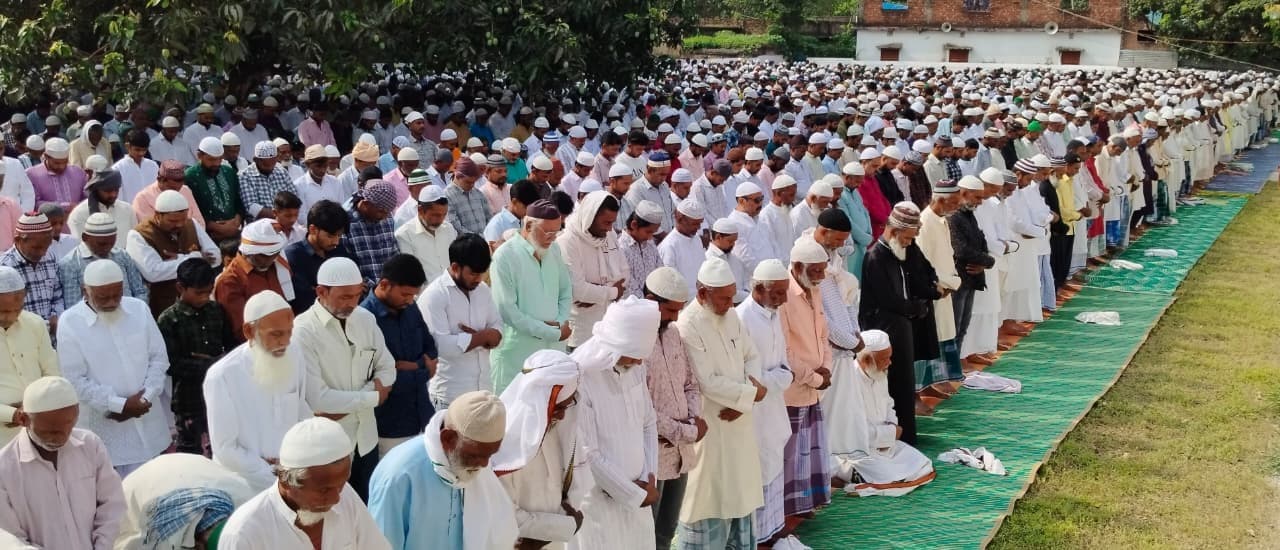 ईदगाह में नमाज पढ़ने के लिए जुटी लोगों की भीड़