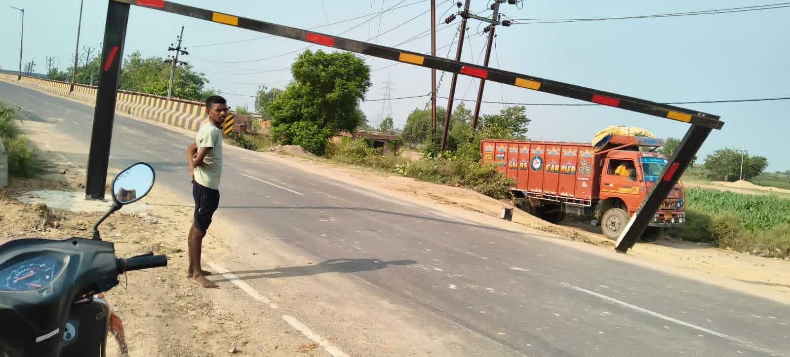बाइपास पुल पर लगा बैरियर तोड़ा, पीडब्ल्यूडी ने कराया मरम्मत