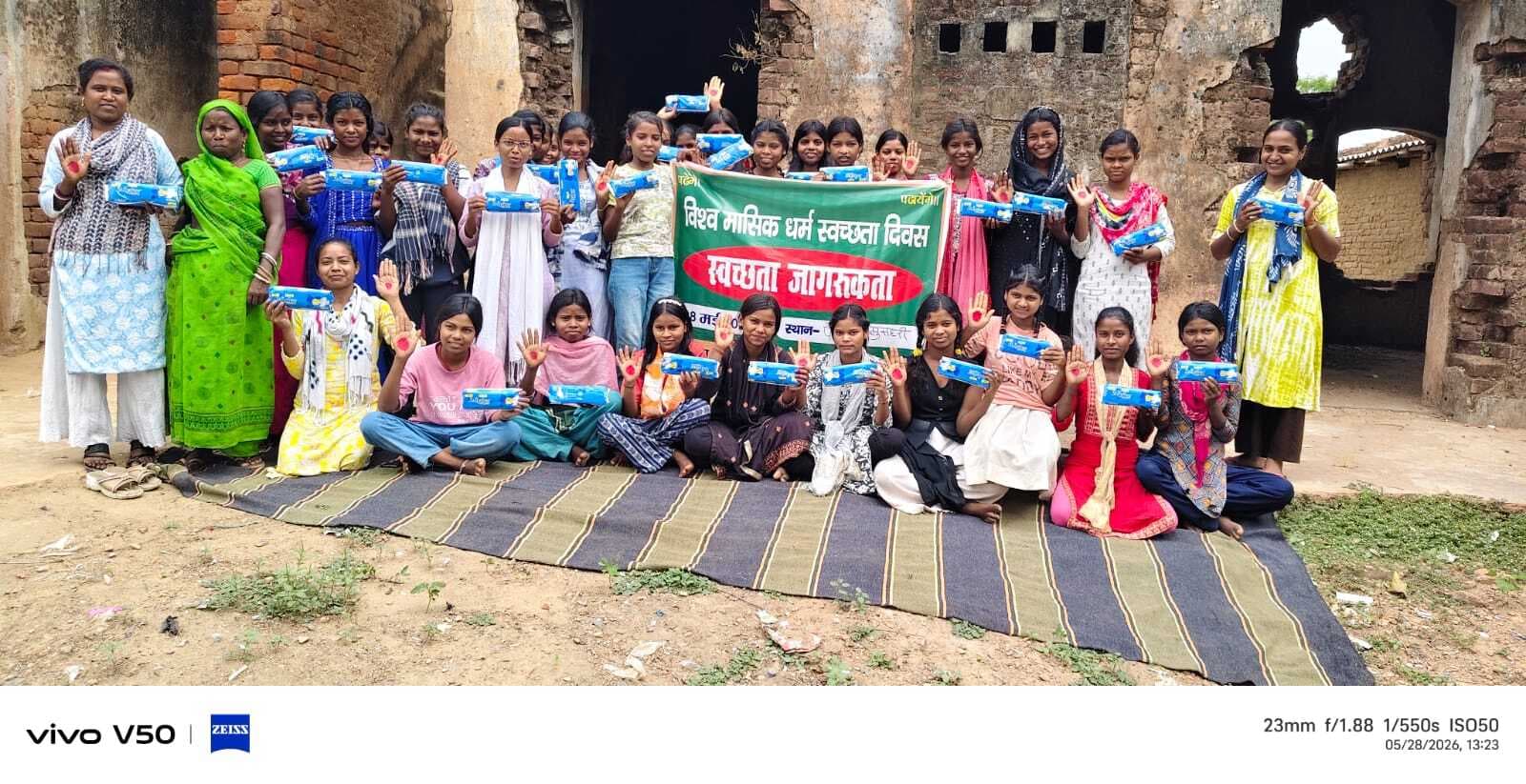 विश्व मासिक स्वच्छता दिवस पर किशोरियों के बीच बांटे सेनेटरी पैड